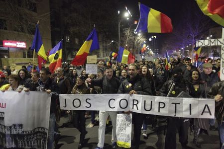 AP: Românii mărşăluiesc împotriva corupţiei Guvernului şi promit o nouă eră în politică