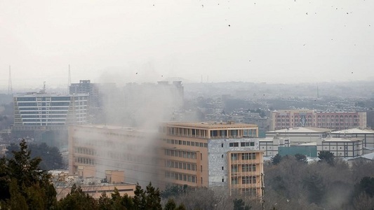 Mai multe persoane ucise şi alte zeci rănite la Kabul, unde atacatori îmbrăcaţi în medici au atacat un spital militar