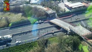 Trei muncitori români, răniţi în urma prăbuşirii unui pod peste o autostradă în Italia