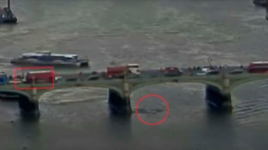 Atacul terorist de pe Podul Westminster, surprins de camerele de supraveghere. În imagini se poate vedea şi momentul în care o turistă româncă este aruncată în râul Tamisa. VIDEO