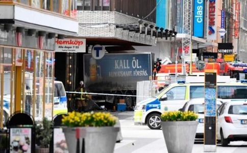 UPDATE - Un bărbat a intrat cu un camion în mulţime, la Stockholm. Bilanţul a fost revizuit la patru morţi şi 15 răniţi. Poliţia confirmă arestarea unui suspect. VIDEO
