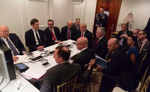 CNN. Ce spune fotografia în care Trump urmăreşte prima operaţiune militară majoră a preşedinţiei sale