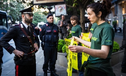 Greenpeace protestează la reuniunea G7 de la Roma