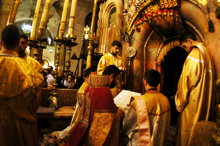 Lumina Sfântă s-a aprins sâmbătă în Biserica Mormântului Sfânt din Ierusalim- VIDEO