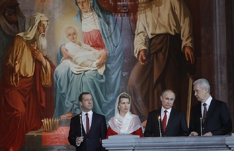 Putin şi Medvedev au asistat la slujba de Înviere la Catedrala Hristos Mântuitorul din Moscova. VIDEO