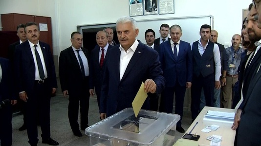 Premierul Yildirim spune, după ce votează în Izmir, că Ankara va respecta rezultatul referendumului oricare ar fi el