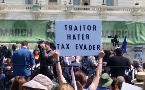 Trump se întreabă cine i-a plătit pe manifestanţii ”Tax March” împotriva sa