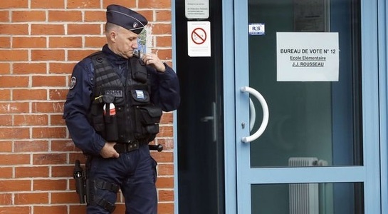 Autorităţile franceze au evacuat mai multe secţii de votare din motive de securitate