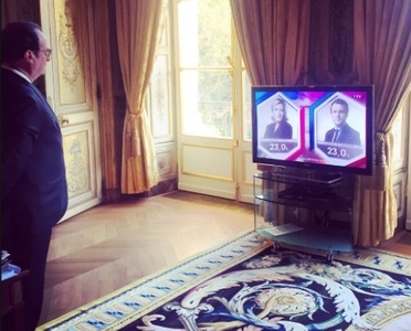 Preşedintele Hollande l-a felicitat într-o convorbire telefonică pe Emmanuel Macron