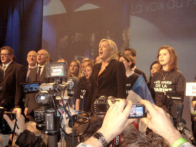 Le Pen se retrage temporar de la conducerea FN; sute de oameni au protestat faţă de rezultatul obţinut de ea în alegeri