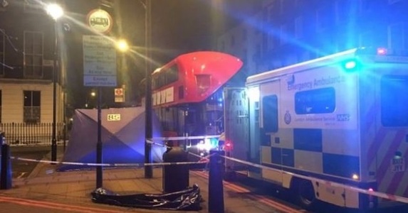 Un bărbat înjunghiat mortal descoperit într-un autobuz din zona centrală a Londrei