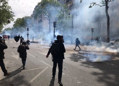 Paris: Forţele de ordine au ripostat cu gaze lacrimogene, după ciocniri violente cu participanţii la un miting de Ziua Muncii. Trei poliţişti au fost răniţi. Protestatarii îi contestă pe ambii candidaţi din cursa pentru Palatul Elysee - VIDEO