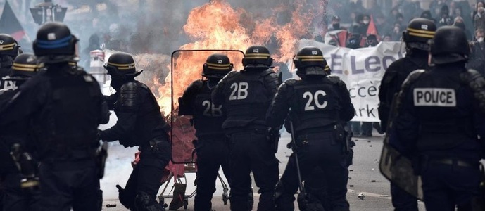 Trei poliţişti francezi răniţi în urma protestelor violente din Paris. Protestatarii îi contestă pe ambii candidaţi din cursa pentru palatul Elysee - VIDEO