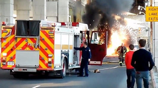 Explozii în urma unui incendiu la un transformator în districtul financiar din Toronto