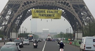 Greenpeace desfăşoară o banderolă împotriva FN pe Turnul Eiffel