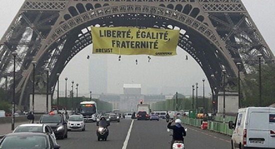 Greenpeace desfăşoară o banderolă împotriva FN pe Turnul Eiffel