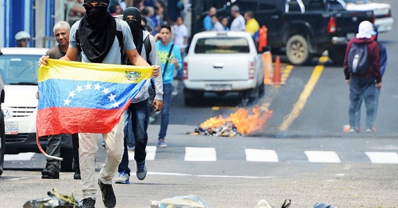 Venezuelenii pregătesc cocteiluri cu fecale pentru a le arunca în forţele de ordine la proteste