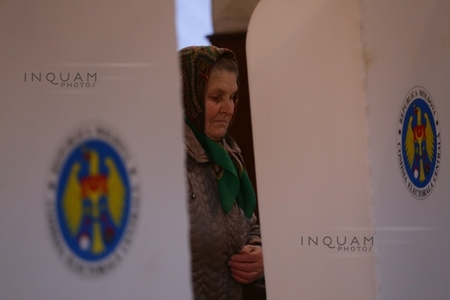 Doar un sfert dintre moldoveni cred că democraţia este preferabilă oricărui alt regim politic - sondaj