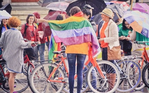 Gay pride la Tirana fără incidente, în paralel cu un miting antiguvernamental al opoziţiei