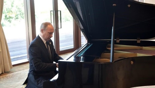 Preşedintele Putin a cântat melodii sovietice la pian înainte de întâlnirea cu omologul său chinez la Beijing - VIDEO