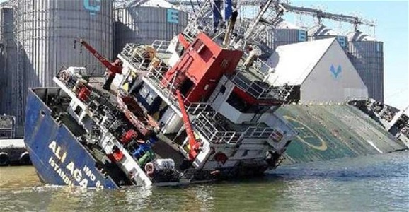 12 răniţi după ce un vas cargo s-a scufundat în Turcia. VIDEO
