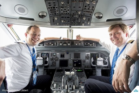 Regele Olandei pilotează de două ori pe lună curse ale KLM