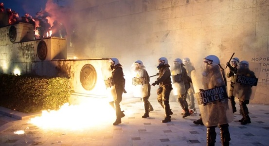 Autorităţile elene au intervenit cu gaze lacrimogene, după ce protestatarii au aruncat cocktailuri Molotov în Parlament