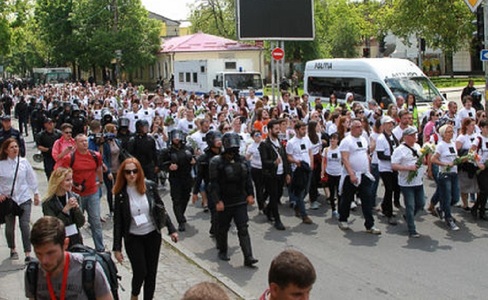 Marş LGBT oprit la Chişinău de poliţie, în urma unor atacuri ale unor contramanifestanţi ”preoţi şi credincioşi ortodocşi” - VIDEO