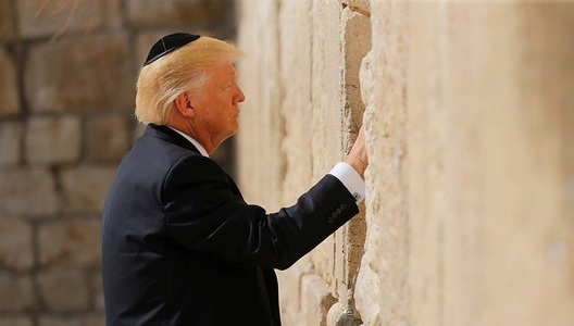 Donald Trump a devenit primul preşedinte american care a vizitat în timpul mandatului Zidul Plângerii