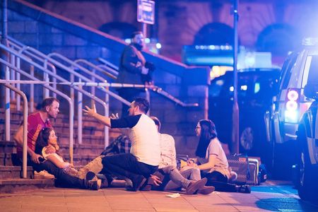 22 de morţi şi 59 de răniţi în urma unei explozii pe Manchester Arena, după un concert. Theresa May: Fără îndoială, Marea Britanie şi oraşul Manchester sunt victimele unui atentat terorist crud. Poliţia a arestat un suspect  VIDEO - UPDATE