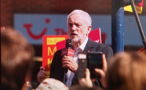 Corbyn a vorbit la telefon cu May după explozie şi au convenit să suspende campania electorală