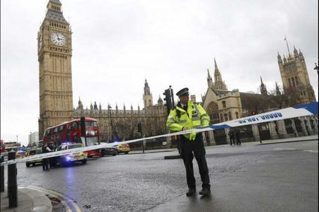 Poliţia britanică a închis Podul Westminster şi Piaţa Parlamentului, din motive de securitate. Alarma s-a dovedit, însă, falsă