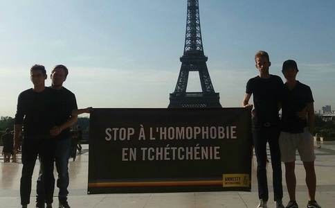 Activişti pentru drepturile omului protestează la Paris înaintea vizitei lui Putin