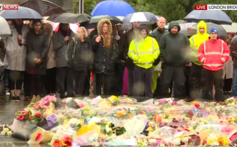 Mii de oameni au ţinut un moment de reculegere în memoria victimelor atacului de la Londra