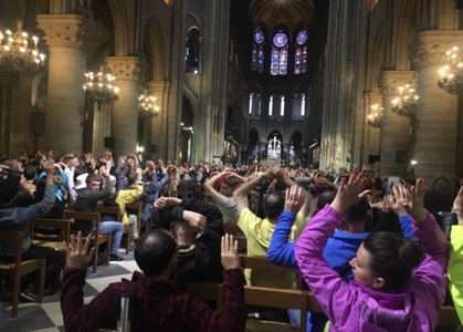 Aproximativ 900 de persoane rămân baricadate în catedrala Notre-Dame în urma incidentului de securitate din Paris