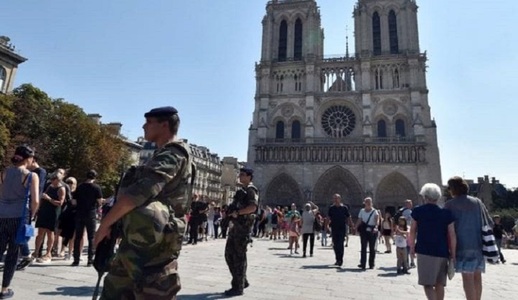 Atacatorul de la Notre-Dame, un student la ştiinţele informaţiei, plasat în arest preventiv la spital, a jurat într-o înegistrare video credinţă Statului Islamic 