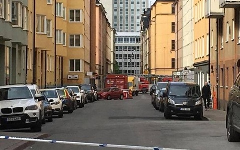  O camionetă intră într-un taxi, la Stockholm, iar şoferul fuge de la faţa locului