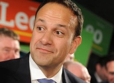 Leo Varadkar a fost ales oficial în funcţia de premier al Irlandei,devenind cel mai tânăr Taoiseach şi primul homosexual