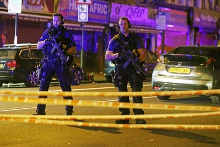 Două persoane ar fi murit în incidentul de la Londra, potrivit The Sun; un bărbat ar fi ieşit din maşină şi ar fi înjunghiat un alt om
