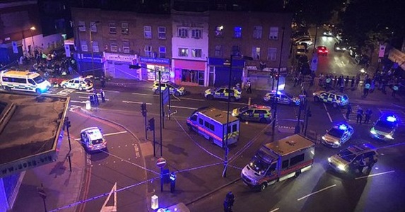 Atacul de la moscheea din Londra, salutat de neonazişti, folosit de islamişti pentru a îndemna la răzbunare
