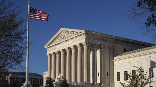 Curtea Supremă a SUA acceptă să examineze cazul patiserului care a refuzat să prepare un tort pentru o nuntă gay
