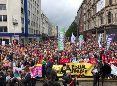 Mii de persoane au demonstrat în favoarea legalizării căsătoriilor între persoane de acelaşi sex în Irlanda de Nord
