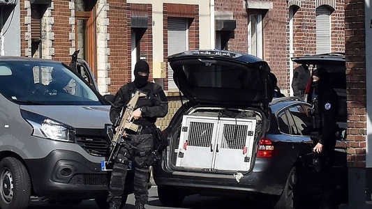 Belgia se teme de un nou atentat şi caută mai mulţi suspecţi în urma unei razii la Bruxelles şi în nordul Franţei, anunţă procuratura federală