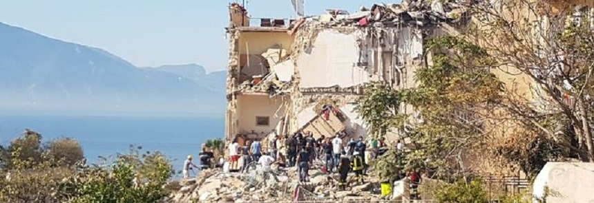 Opt persoane, inclusiv doi copii, date dispărute la Napoli în urma surpării unui imobil