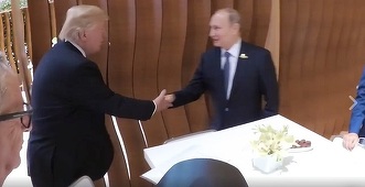 Prima strângere de mână între Trump şi Putin, înregistrată video