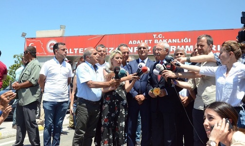 Liderul CHP îl vizitează la închisoare pe parlamentarul Enis Berberoglu şi cere dreptate