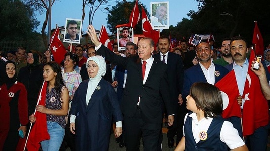 Erdogan la Istanbul: Sunt recunoscător tuturor membrilor naţiunii mele care şi-au apărat ţara. Puciştii să apară în instanţă în uniforme stil Guantanamo
