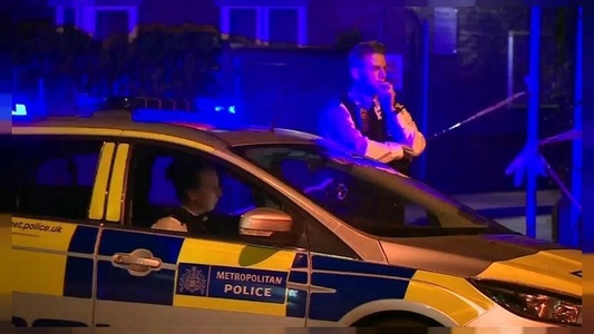Un băiat de 16 ani, acuzat de 15 infracţiuni în urma atacurilor cu acid de la Londra