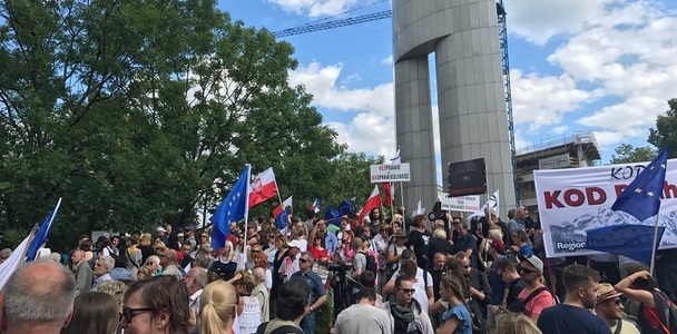 Mii de polonezi manifestează împotriva unei noi legislaţii privind o reorganizare a puterii judiciare
