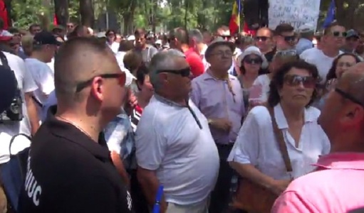 Sute de oameni au protestat la Chişinău faţă de schimbarea sistemului de vot